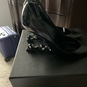 Saint Laurent logo Pumps